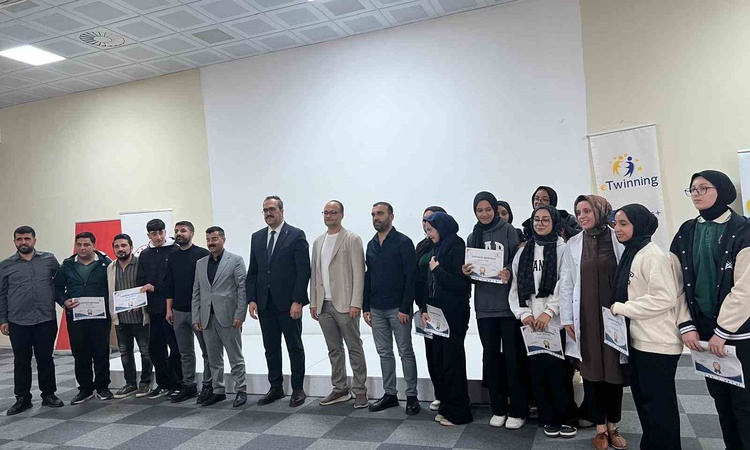 Ayrıntılar Netleşti: Bingöl Genç'te öğrencilere eTwinning projesi kapsamında e-güvenlik semineri verildi - Son