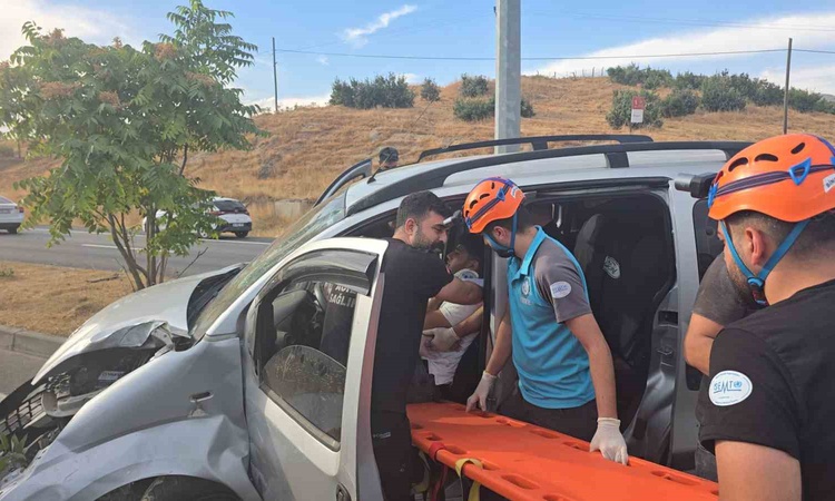 Ayrıntılar Netleşti: Bingöl-Muş yolunda hafif ticari araç aydınlatma direğine çarptı, sürücü yaralandı ve Mera