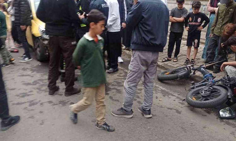 Ayrıntılar Netleşti: Bingöl’de ticari taksi bisiklete çarptı: 2 yaralı: Gelişmeler Takip Ediliyor