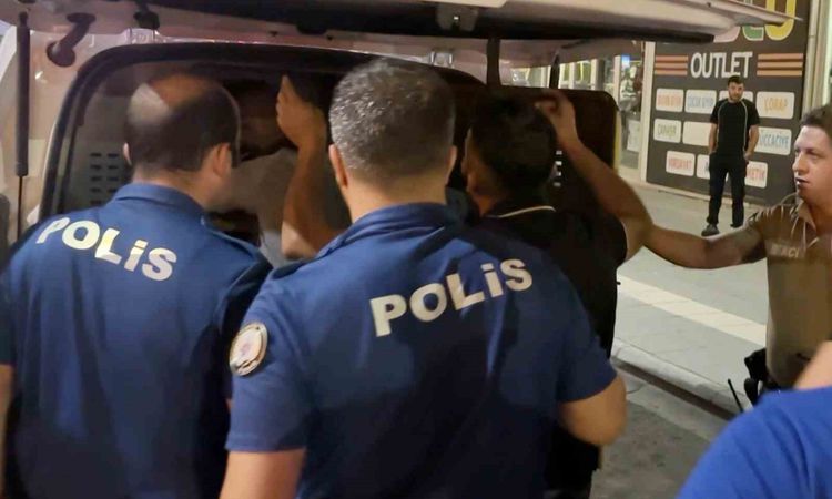 Ayrıntılar Netleşti: Biri oynayarak, diğeri zorla yakalanarak gözaltına sevk edildi: ilginç anlar kamerada ve