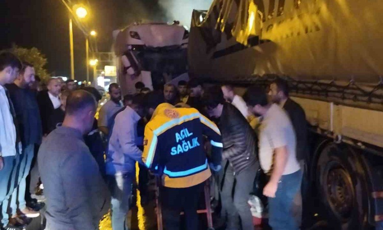 Ayrıntılar Netleşti: Bitlis-Baykan kara yolunda iki tır kafa kafaya çarpıştı, 2 kişi yaralandı - Son Dakika Bi