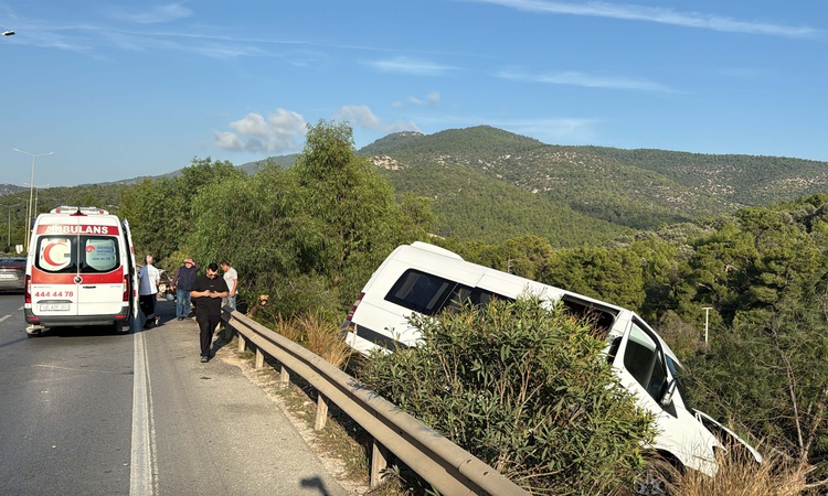 Ayrıntılar Netleşti: Bodrum'da makas atan otomobil minibüse çarptı, kazada 2 kişi yaralandı ve Merak Edilenler