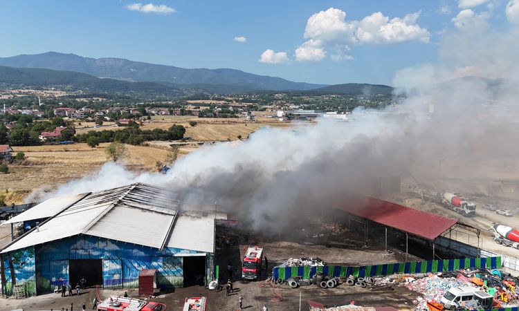 Ayrıntılar Netleşti: Bolu'da Katı Atık Tesisinde Yangın: 1 Saatte Kontrol Altına Alındı