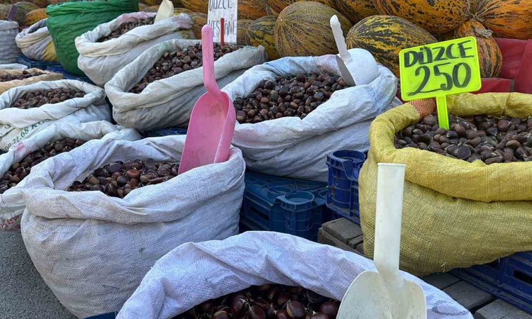 Ayrıntılar Netleşti: Bolu'da kestane tezgahları açıldı, Düzce'den günlük gelen ürünler ilgi görüyor