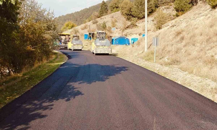 Ayrıntılar Netleşti: Bolu Mudurnu'da Dedeler-Cuma köy yolu 7,2 kilometre sıcak asfaltla yenileniyor | İşte Tüm