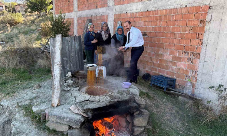 Ayrıntılar Netleşti: Bolu Seben'de Kaymakam Güngör ve eşi pekmez kaynatma etkinliğine katıldı - Son Dakika Bil