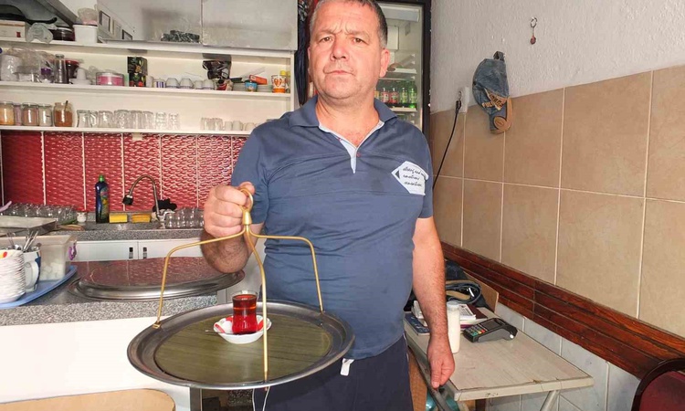 Ayrıntılar Netleşti: Burhaniye'de çaycı Özgür Yıldırım, esnafa çay yetiştirmek için günde 15 km yürüyor - Son