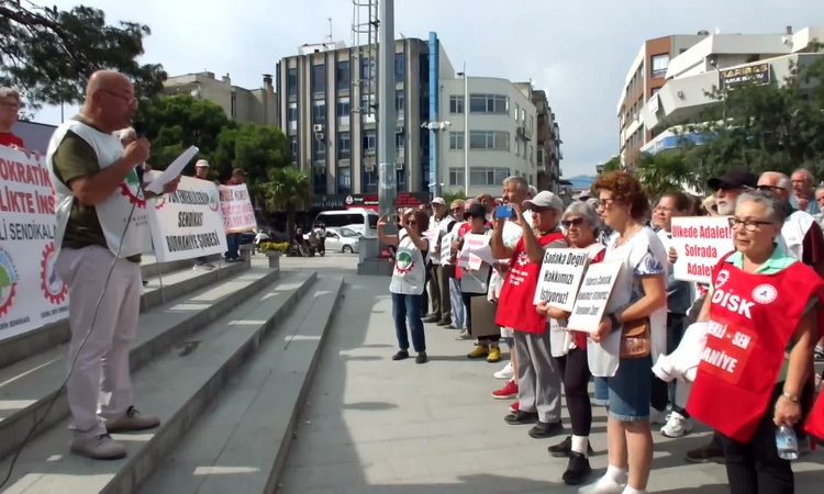 Ayrıntılar Netleşti: Burhaniye'de emekliler aylıklarına zam talebiyle eylem yaptı