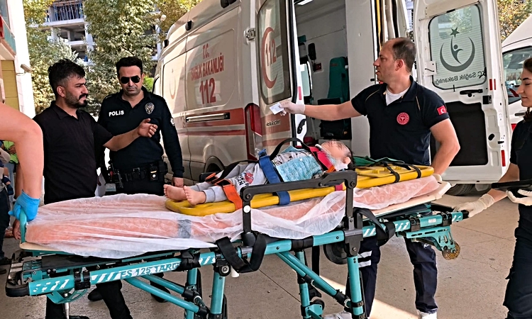 Ayrıntılar Netleşti: Bursa İnegöl'de 2 yaşındaki çocuk 3'üncü kattan betona düşüp ağır yaralandı: Gelişmeler T