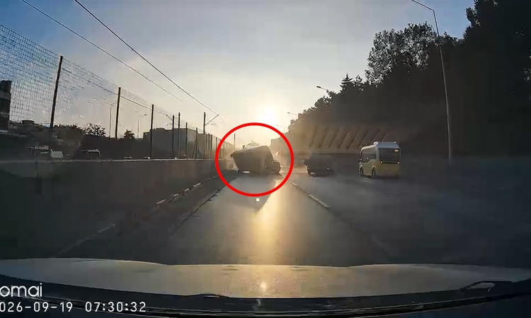 Ayrıntılar Netleşti: Bursa'da kamyonet, hafif ticari aracı otomobilin üstüne devirdi; 2 yaralı ve Merak Edilen