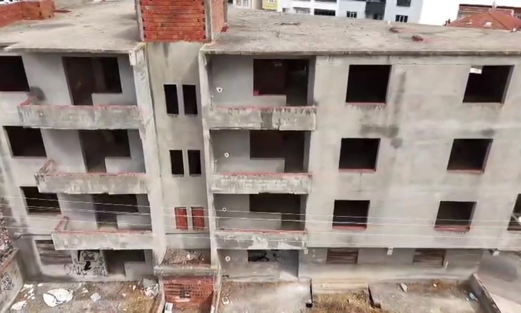 Ayrıntılar Netleşti: Bursa Karacabey'de 30 yıldır inşaat halindeki binada kaymalar mahalleliyi endişelendirdi