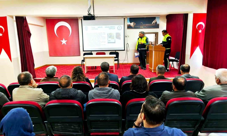 Ayrıntılar Netleşti: Çemişgezek'te okul servis şoförleri ve müdürlerine trafik güvenliği eğitimi verildi