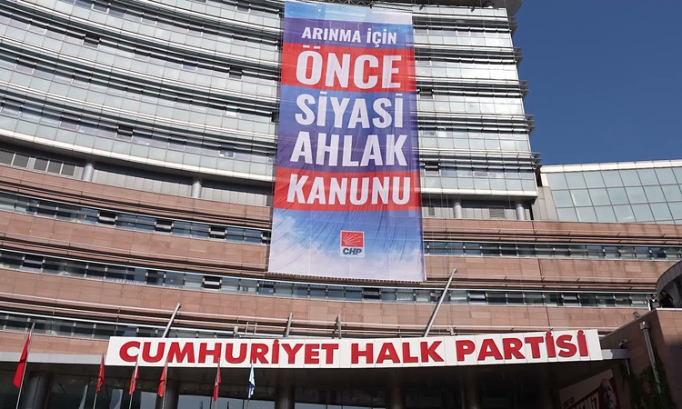 Ayrıntılar Netleşti: CHP Genel Merkezi'ne “Arınma için önce siyasi ahlak kanunu” pankartı asıldı