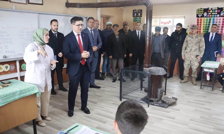 Ayrıntılar Netleşti: Çıldır Kaymakamı Sakızcı, Akçakale İlkokulunu ziyaret ederek öğrencilerle sohbet etti ve