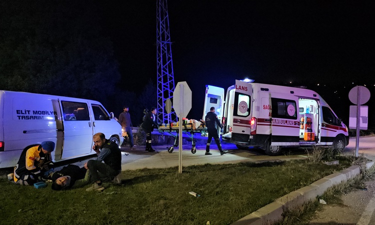 Ayrıntılar Netleşti: Çorum'da otomobil ile minibüs Kuşsaray kavşağında çarpıştı, 3 kişi yaralandı | İşte Tüm A