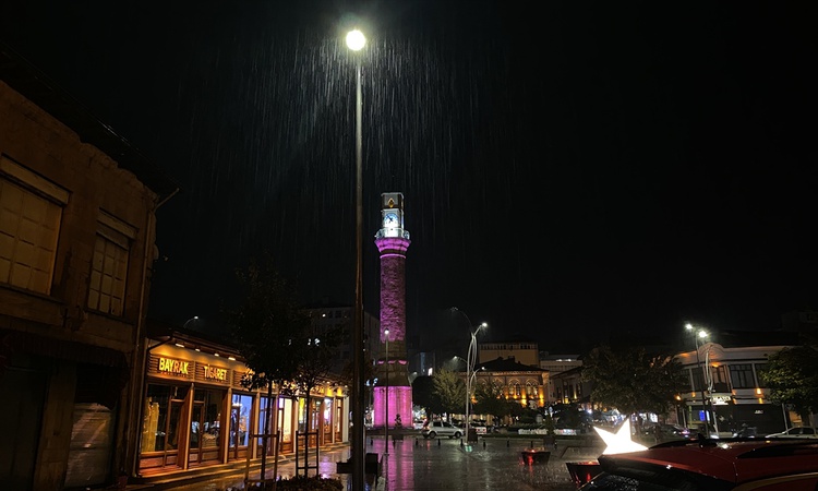 Ayrıntılar Netleşti: Çorum Saat Kulesi, Pembe Çorum 2026 Projesi kapsamında pembe ışıkla aydınlatıldı ve Merak
