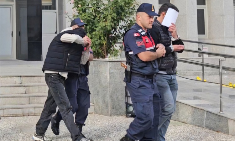 Ayrıntılar Netleşti: Çorum'da yol kenarına bırakılan 29 kilo 250 gram esrarı alan 4 şüpheli hakkında tutuklama