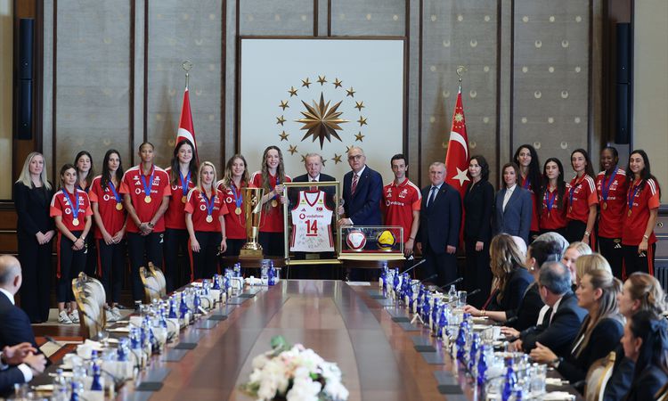 Ayrıntılar Netleşti: Cumhurbaşkanı Erdoğan, şampiyon milli voleybolcuları kabul etti: Gelişmeler Takip Ediliyo