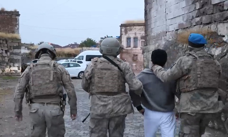 Ayrıntılar Netleşti: DEAŞ'ı meşru göstermeye yönelik paylaşım yapan 1 şüpheli Nevşehir'de yakalanarak gözaltın