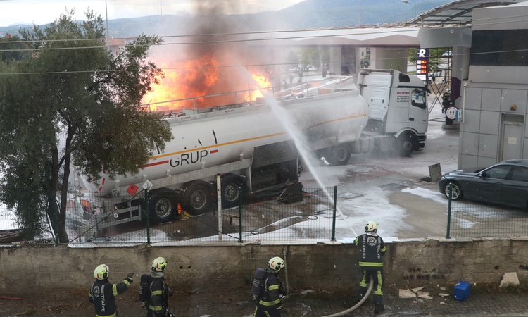 Ayrıntılar Netleşti: Denizli Pamukkale'de akaryakıt istasyonundaki tanker yangınında bir çalışan yaralandı | İ