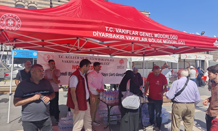 Ayrıntılar Netleşti: Diyarbakır'da "1001 Hayır Hizmeti" kapsamında vatandaşlara reyhan şerbeti ve su ikram edi