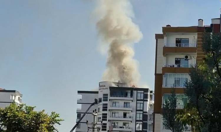 Ayrıntılar Netleşti: Diyarbakır Bağlar'da çatı yangınında apartman boşaltıldı, ölen yaralanan yok - Son Dakika