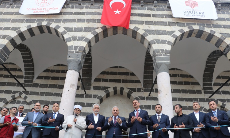 Ayrıntılar Netleşti: Diyarbakır ve Bingöl'de depremde hasar gören 10 camiden 6'sı yeniden ibadete açıldı | İşt