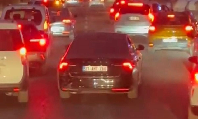 Ayrıntılar Netleşti: Diyarbakır'da itfaiye aracına yol vermeyen sürücü anonslara rağmen ilerledi
