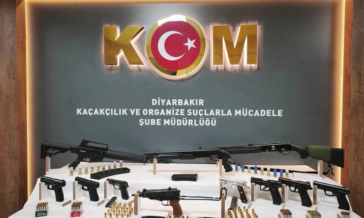 Ayrıntılar Netleşti: Diyarbakır'da silah kaçakçılığı operasyonunda 13 şüpheli yakalanarak gözaltına sevk edild