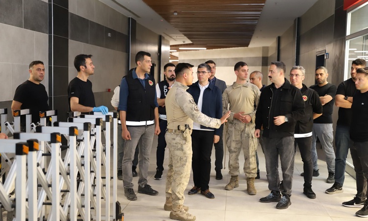 Ayrıntılar Netleşti: Doğubayazıt Kaymakamı Ayvat, Gürbulak Gümrük Müdürlüğü ve TIR Parkı'nı gece denetledi