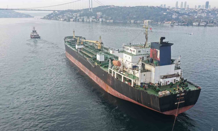 Ayrıntılar Netleşti: Dron saldırısında hasar gören AK ANA tankeri Boğaz'dan geçti, gemi trafiği kapandı - Son