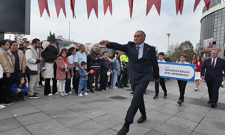 Ayrıntılar Netleşti: Düzce'de 29 Ekim töreninde öğretmen Kenan Şereflioğlu yürüyüşüyle alkış topladı: Gelişmel