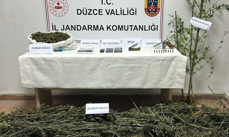 Ayrıntılar Netleşti: Düzce Gümüşova'da eş zamanlı uyuşturucu operasyonunda 2 kişi yakalanarak gözaltına sevk e