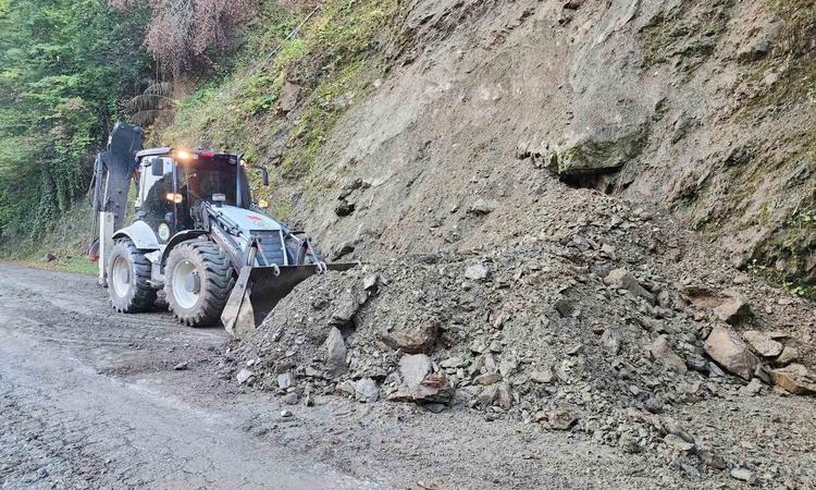 Ayrıntılar Netleşti: Düzce'de heyelanla kapanan Fındıklıaksu köyü yolu İl Özel İdaresi ekiplerince açıldı
