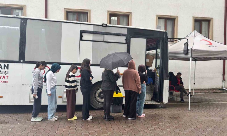 Ayrıntılar Netleşti: Düzce'de öğrenciler ve yurt personeli Kızılay için gönüllü kan bağışladı