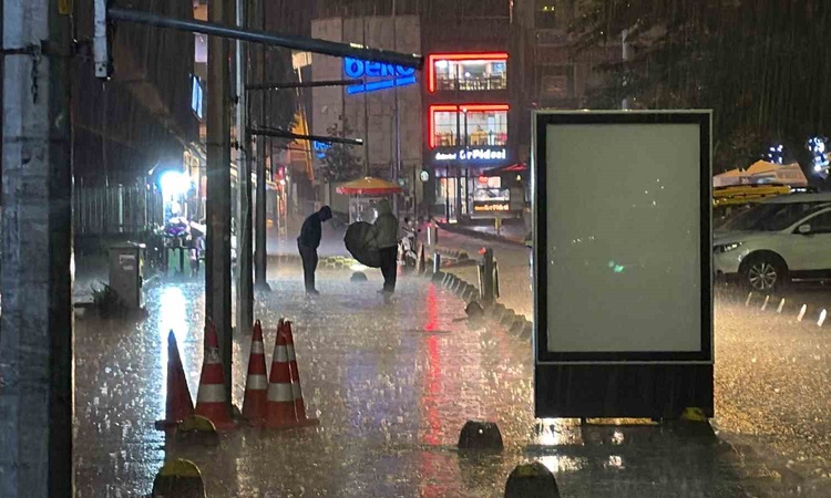Ayrıntılar Netleşti: Düzce'de sağanak yağış gece şiddetlendi, hafta boyunca aralıklarla sürmesi bekleniyor: Ge