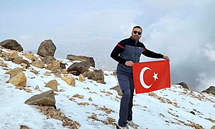 Ayrıntılar Netleşti: Düzce Üniversitesi öğretim üyesi Sacit, 4 bin 811 metrelik Savalan zirvesine ulaştı: Geli