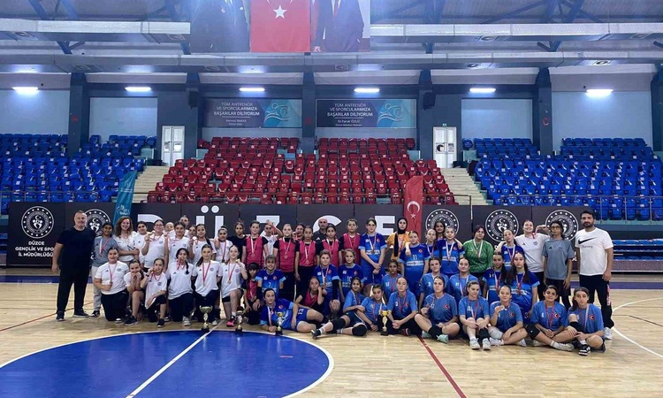 Ayrıntılar Netleşti: Düzce'de yıldız hentbolde kızlarda Pakmaya, erkeklerde Aydınpınar birinci oldu ve Merak E