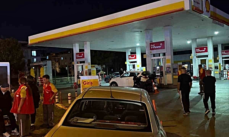 Ayrıntılar Netleşti: E-5’ten yan yola girmek isteyen otomobil sürücüsü motosikletliye çarptı, O anlar kamerada