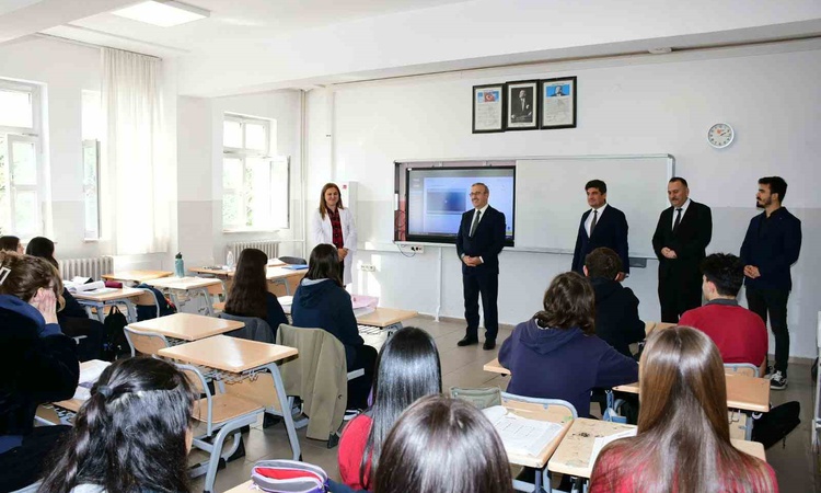 Ayrıntılar Netleşti: Eğitim Müdürü Aydın, Cemal Mümtaz Sosyal Bilimler Lisesinde öğrencilerle sohbet etti