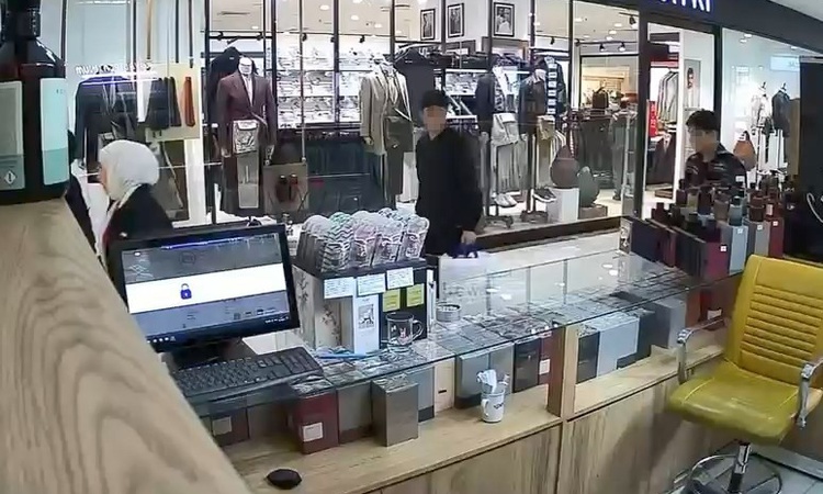 Ayrıntılar Netleşti: Elazığ'da AVM'de parfüm koklayan çocuk, beğenince cebine koyup işletmeden uzaklaştı: Geli