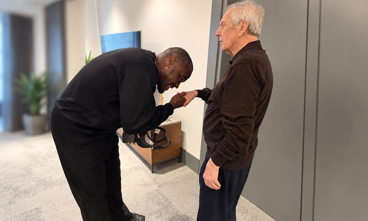 Ayrıntılar Netleşti: Emenike'den Aziz Yıldırım'a vefa ziyareti! Elini öpüp "Aziz Baba" dedi