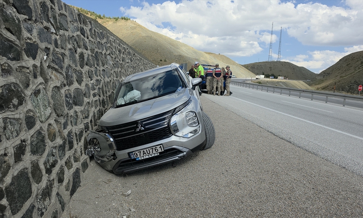 Ayrıntılar Netleşti: Erzincan'da SUV aracın istinat duvarına çarpması sonucu 3 kişi yaralandı | İşte Tüm Ayrın