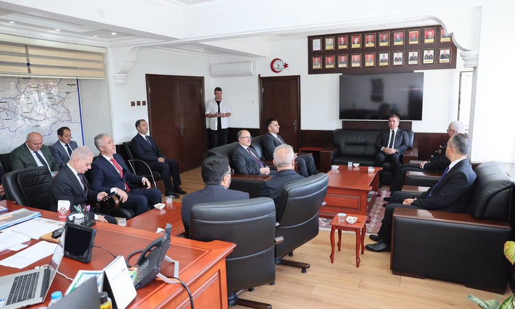 Ayrıntılar Netleşti: Erzincan Valisi Aydoğdu, Jandarma Komutanı Altundarak'a taziye ziyaretinde bulundu. | İşt