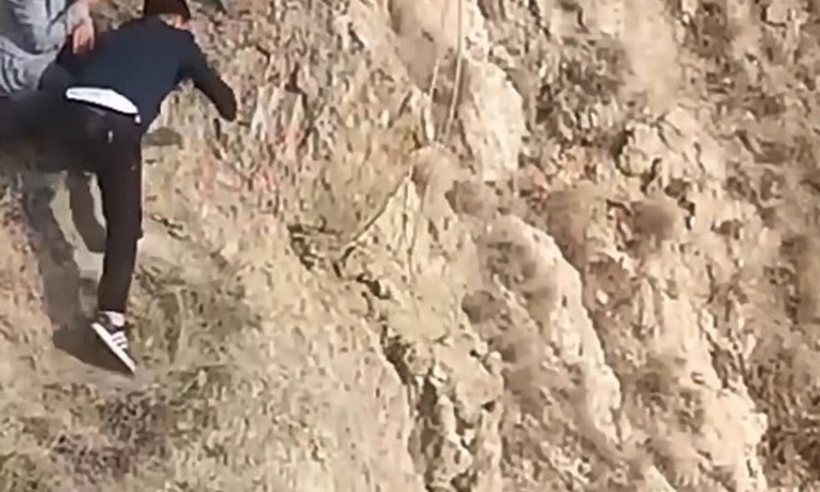 Ayrıntılar Netleşti: Erzurum Narman'da kurt saldırısından kaçan koyun, gençlerce halat kementle kurtarıldı