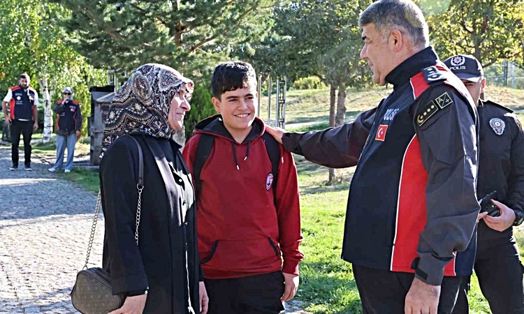 Ayrıntılar Netleşti: Erzurum’da okul çevrelerine sıkı denetim: Emniyet Müdürü Karaburun sahaya indi ve Merak E