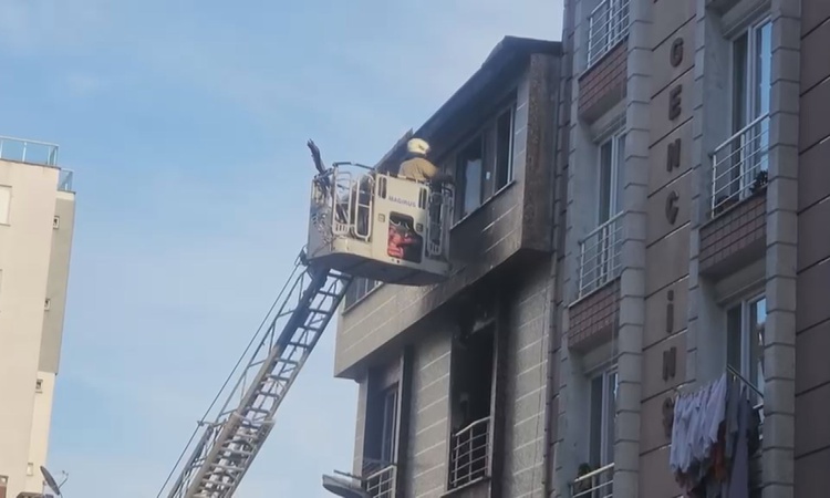 Ayrıntılar Netleşti: Esenyurt'ta 5 katlı binanın 4. katında çıkan yangında mahsur kalan 5 kişi kurtarıldı ve M
