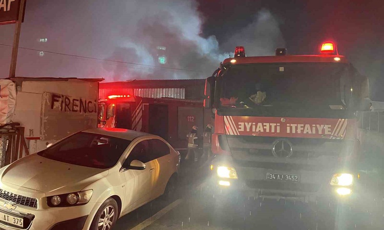 Ayrıntılar Netleşti: Esenyurt'ta yorgan üretilen tekstil iş yerindeki yangın itfaiyece söndürüldü | İşte Tüm A