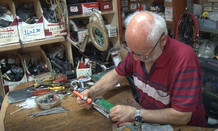 Ayrıntılar Netleşti: Eskişehir'de 18 yıllık tamirci, elektrikli bisiklet ve scooterlarda parça sıkıntısını anl