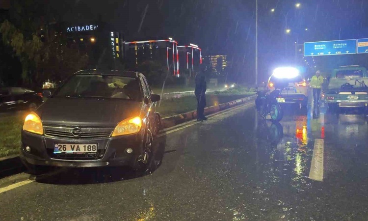 Ayrıntılar Netleşti: Eskişehir çevreyolunda kaygan yolda otomobil motosikletle çarpıştı, 1 kişi yaralandı ve M